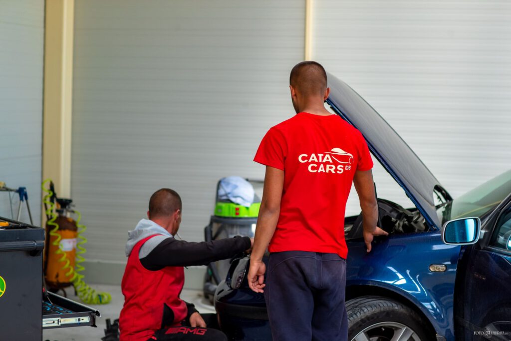 Echipa CataCars verifică o mașină