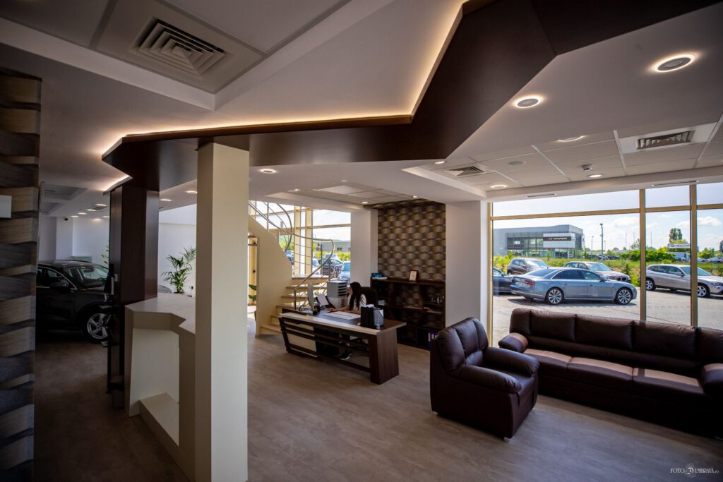 Recepția și zona de discuții din showroomul CataCars